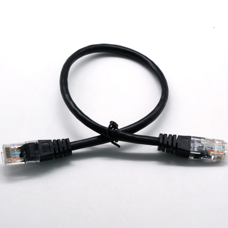 RJ45 8PIN Ceann Trédhearcach 24 / 26AWG Cábla Líonra Ethernet Dubh Cábla LAN Leas a bhaint as Sreang Leictreach